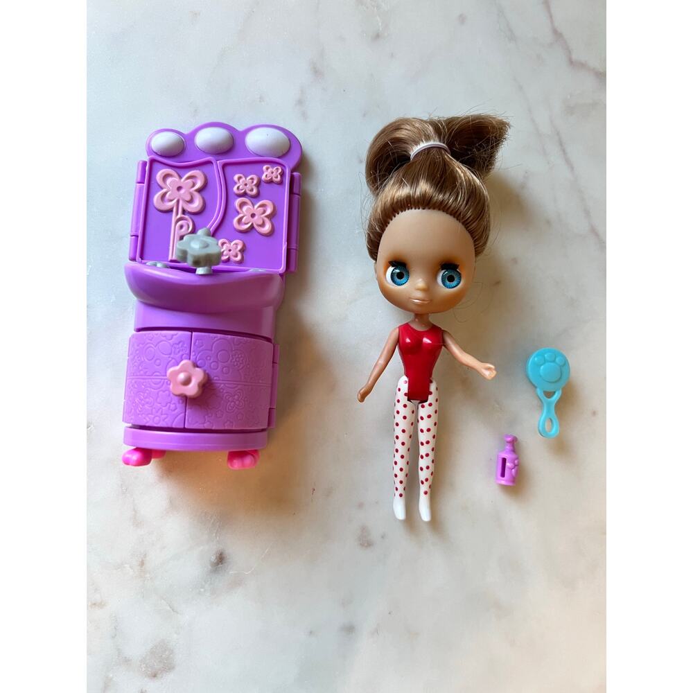 Littlest Pet Shop LPS-Blythe Doll Red Polkadot Tights and Purple Vanity play-set